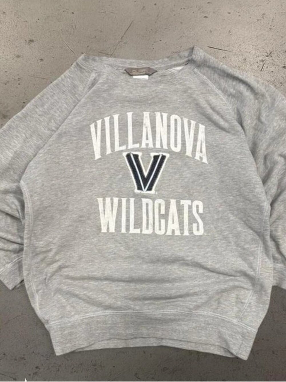 Beautiful vintage Villanova University embroidered crewneck sweatshirt